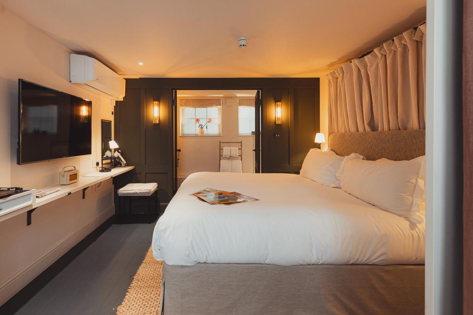 No 15 By Guesthouse, Bath Exterior foto A bedroom on board