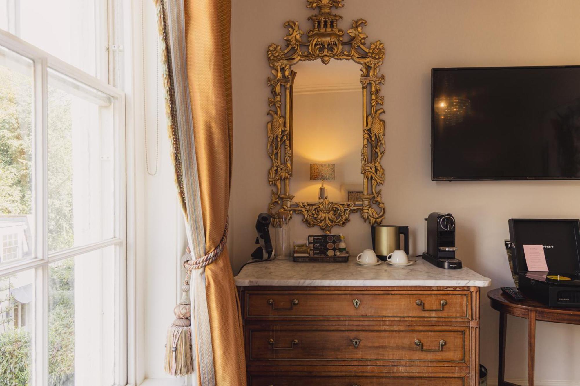 No 15 By Guesthouse, Bath Exterior foto A Nespresso machine in a hotel room